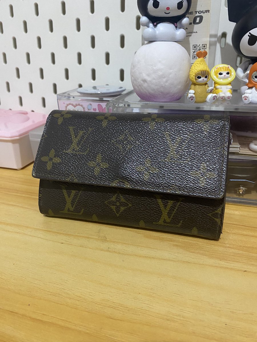 kyupayo's tweet photo. ⭐️ wts lfb ph 

lv wallet ( authentic ) — ₱400 💟

✩ x sensi
✩ used
✩ j&amp;t

reply mine to claim 📮
t. louis vitton wallet https://t.co/v2VeO3JUvK