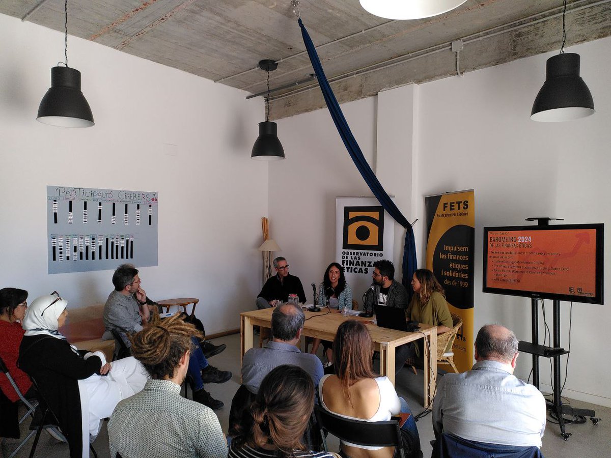 <a href="/Cirerers1/">Cirerers. Habitatge cooperatiu</a> <a href="/XES_cat/">Xarxa d'Economia Solidària de Catalunya</a> <a href="/LaCoordiCat/">LaCoordi</a> <a href="/Reas_Red/">Reas_Red</a> @Lafede_cat <a href="/fiareBE/">Fiare Banca Etica</a> <a href="/coop_57/">Coop57</a> <a href="/CoophalalE/">CoopHalal</a> <a href="/SeiraCoop/">Seira Impuls Cooperatiu</a> <a href="/OikocreditCat/">Oikocredit Catalunya (Compte inactiu)</a> <a href="/arc_coop/">Arç Cooperativa (mastodon.social/@arc_coop)</a> <a href="/sostrecivic/">Sostre Cívic</a> <a href="/ObservaDESCA/">Observatori DESCA</a> <a href="/COVElPrat/">COV</a> <a href="/Habicoop_FCHC/">Habicoop (FCHC)</a> En su turno, Eva Ortigosa, vecina de <a href="/Cirerers1/">Cirerers. Habitatge cooperatiu</a> y socia de <a href="/sostrecivic/">Sostre Cívic</a> comparte como, ante la desconfianza de la banca convencional hacia la vivienda cooperativa en cesión de uso, las #FinanzasÉticas apostaron desde el primer día, logrando así consolidar el modelo
#Barómetro24⏲️