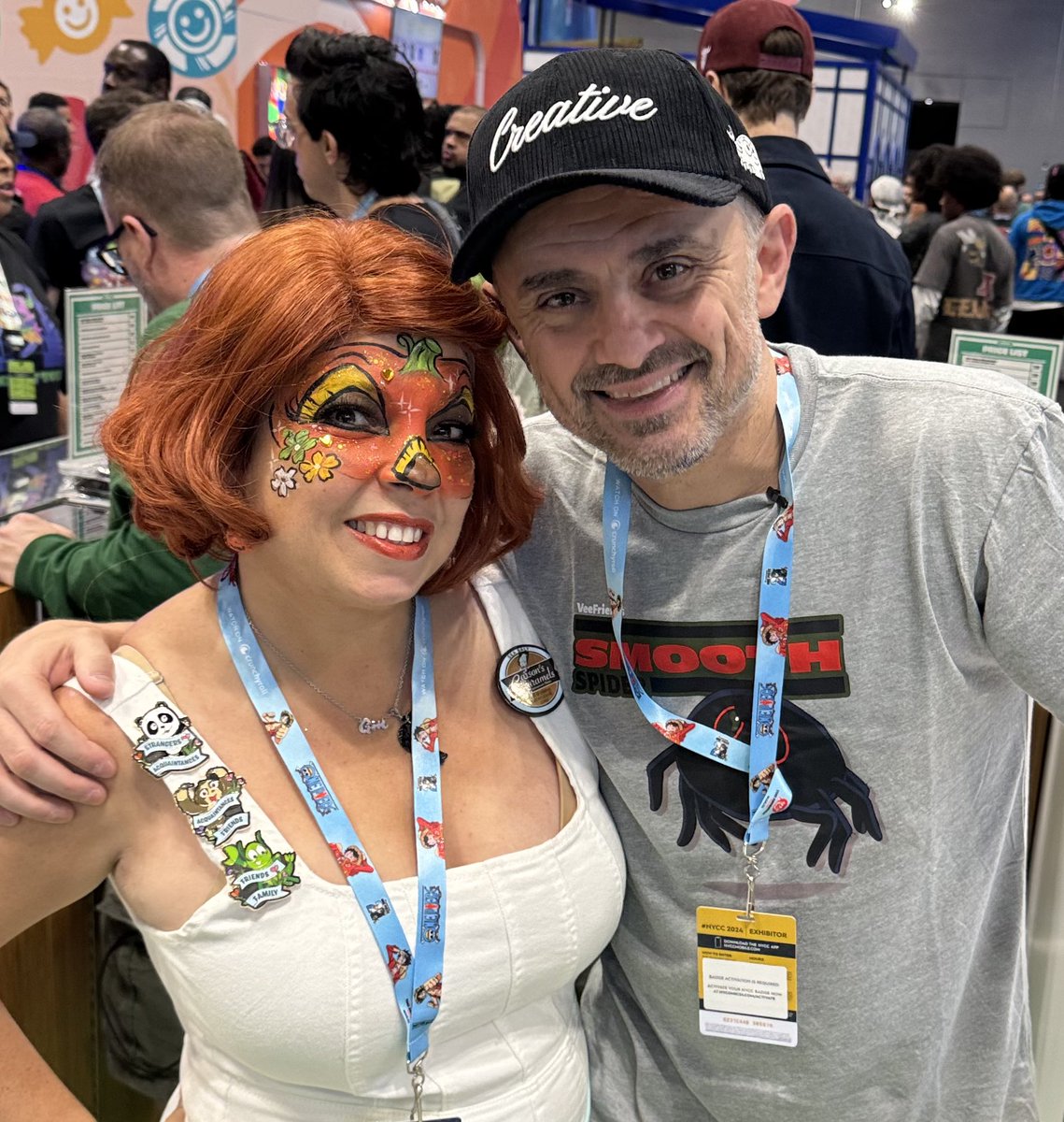 SifreMichelle's tweet image. 🌸💖This expression made me soooo happyyyy!!!!😂🫶🏼😂

This was @garyvee ‘s surprised face when he saw me as @veefriends  Jolly Jack-o 🥰 @NY_Comic_Con 😁

Thanks @joanimal_1 and @themichelleurso for the pictures😘

#veefam 🫶🏼