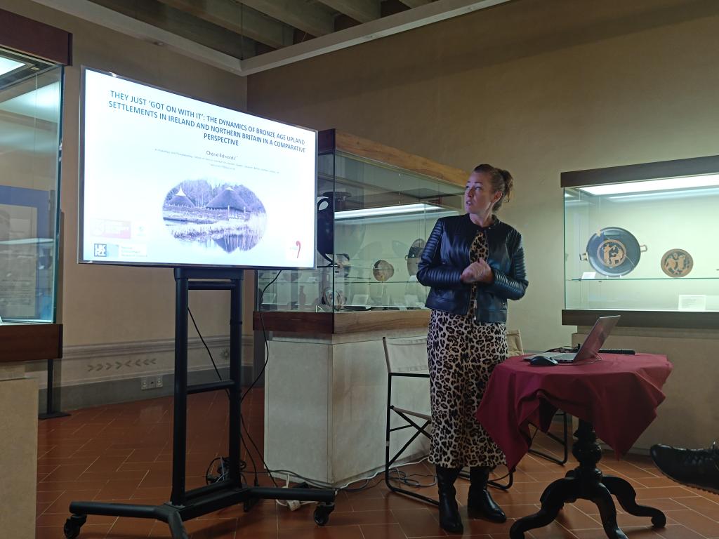 Metal Ages Comission (@metalages_uispp) on Twitter photo Our next speaker is Cherie Edward, from <a href="/QUBelfast/">Queen's University Belfast 🎓</a>, who is presenting her PhD dissertation on the dynamics of Bronze Age upland settlements in Ireland and Northern Britain. #MetalAges2024 #UISPP Our next speaker is Cherie Edward, from <a href="/QUBelfast/">Queen's University Belfast 🎓</a>, who is presenting her PhD dissertation on the dynamics of Bronze Age upland settlements in Ireland and Northern Britain. #MetalAges2024 #UISPP