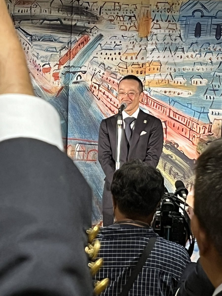 今年のドゥ・マゴ文学賞、桐野夏生さんが高野秀行さんの「イラク水滸伝」を選ばれました。
はー難しそーと思って行ったら爆笑受賞対談だった
「机上でものを考えるの苦手」
「わかってたけど行ったらほんとに湿地帯だった」
こんなこと言う人初めて見ました!