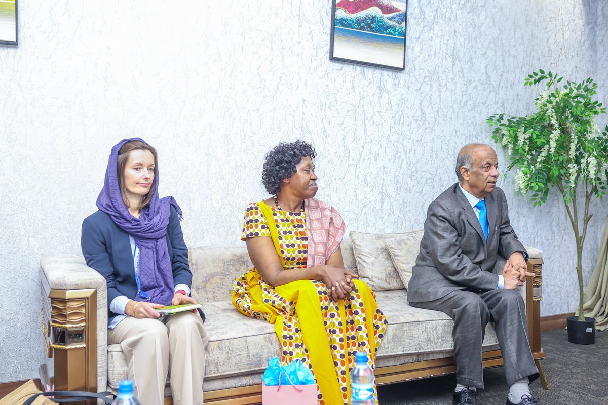 HamzaAbdiBarre's tweet photo. I had a productive meeting with Under-Secretary-General @UN_OpSupport, Atul Khare, on the security transitions. Collaborating with AU, UN, and international partners on post-ATMIS mission AUSSOM. Emphasised need for increased UN support to boost #Somalia's security capacity. https://t.co/CeAa7VGPJp