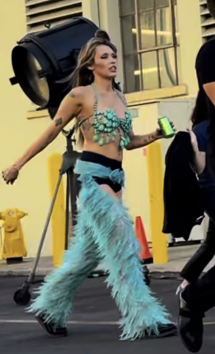 fightformiley's tweet photo. SHE LOOKS SO CUNTY IM OBSESSED https://t.co/a9ebPRIUDP