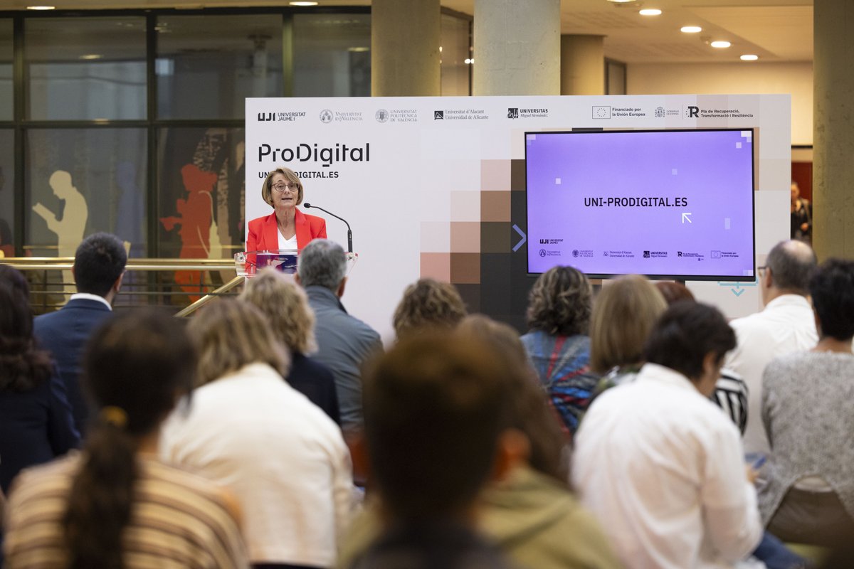 UJIuniversitat's tweet photo. La rectora, @EvaAlconUJI, i el delegat de la rectora per a la Transformació Docent, @francescesteve, han presentat aquest projecte #ProDigital, avui 23 d'octubre, a un acte celebrat a la Facultat de Ciències Humanes i Socials. Més informació a la web https://t.co/wLcZTrcHmA i al vídeo explicatiu: https://t.co/cFgQYX63eE.