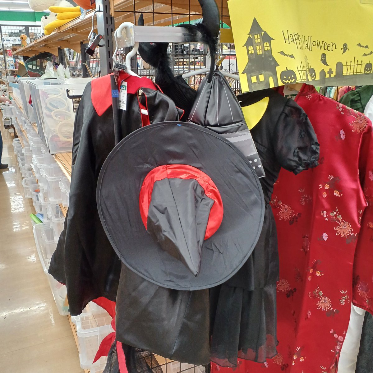 offhousetsukuba's tweet photo. こんばんは！オフハウスつくば研究学園店です。
もうすぐハロウィン🎃皆さん今年の仮装モチーフは決まりましたか？
当店では、キッズサイズの衣装特設コーナーをご用意しております！！
まだ仮装決まってないよ！何着よう？お探しの方は是非一度当店にお立ち寄りください☺️✨ https://t.co/VGS1i7w8qt