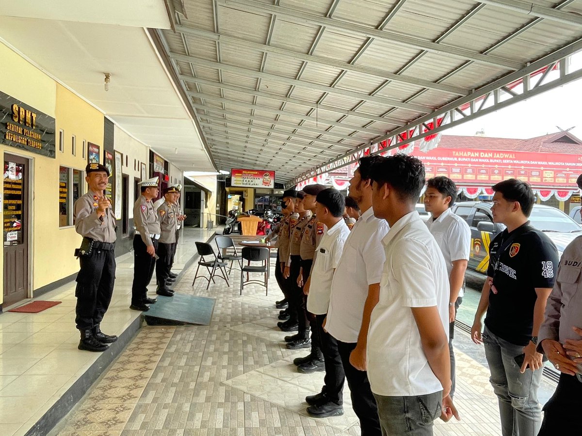 polreshst's tweet photo. Anggota Polres HST melaksanakan Patroli Sambang dalam rangka operasi mantap praja intan 2024

#divisihumaspolri 
#divisihumas 
#humaspolreshst https://t.co/sQ6lDvZB4f