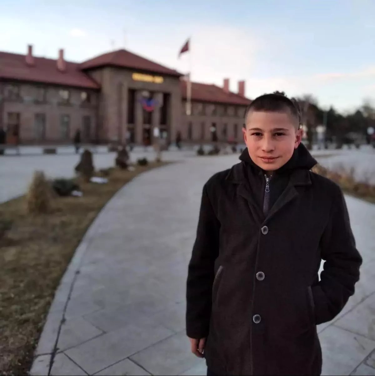 turkishreport1's tweet photo. Erzurum'da 3 Afgan, “Neden ters bakıyorsun” diyerek saldırdıkları 16 yaşındaki Ahmet Efe'yi boğazından bıçakladı! https://t.co/mnWRs97OaQ