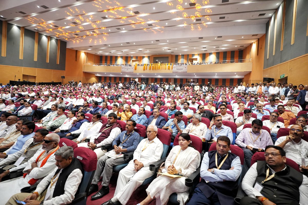 खनिज संपदा से समृद्ध, सफेद बाघों के लिए विख्यात, 'विंध्य की धरती' पर स्थित रीवा शहर में आज निवेश के महाकुम्भ 'Vibrant Vindhya : Regional Industry Conclave' में सहभागिता कर उद्योगपतियों एवं निवेशकों को प्रदेश में मौजूद संभावनाओं से अवगत कराया।

कार्यक्रम में प्रदेश की औद्योगिक