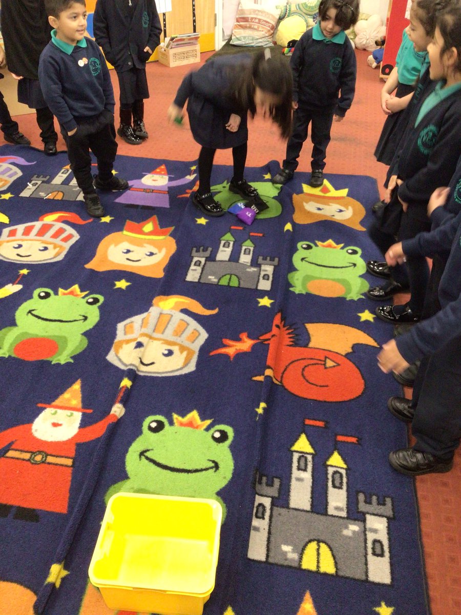 VALLEYEYFS's tweet photo. We played some maths games on the carpet this morning! 0,1,2,3,4,5 🧮 #maths https://t.co/SBHTZnwKt8