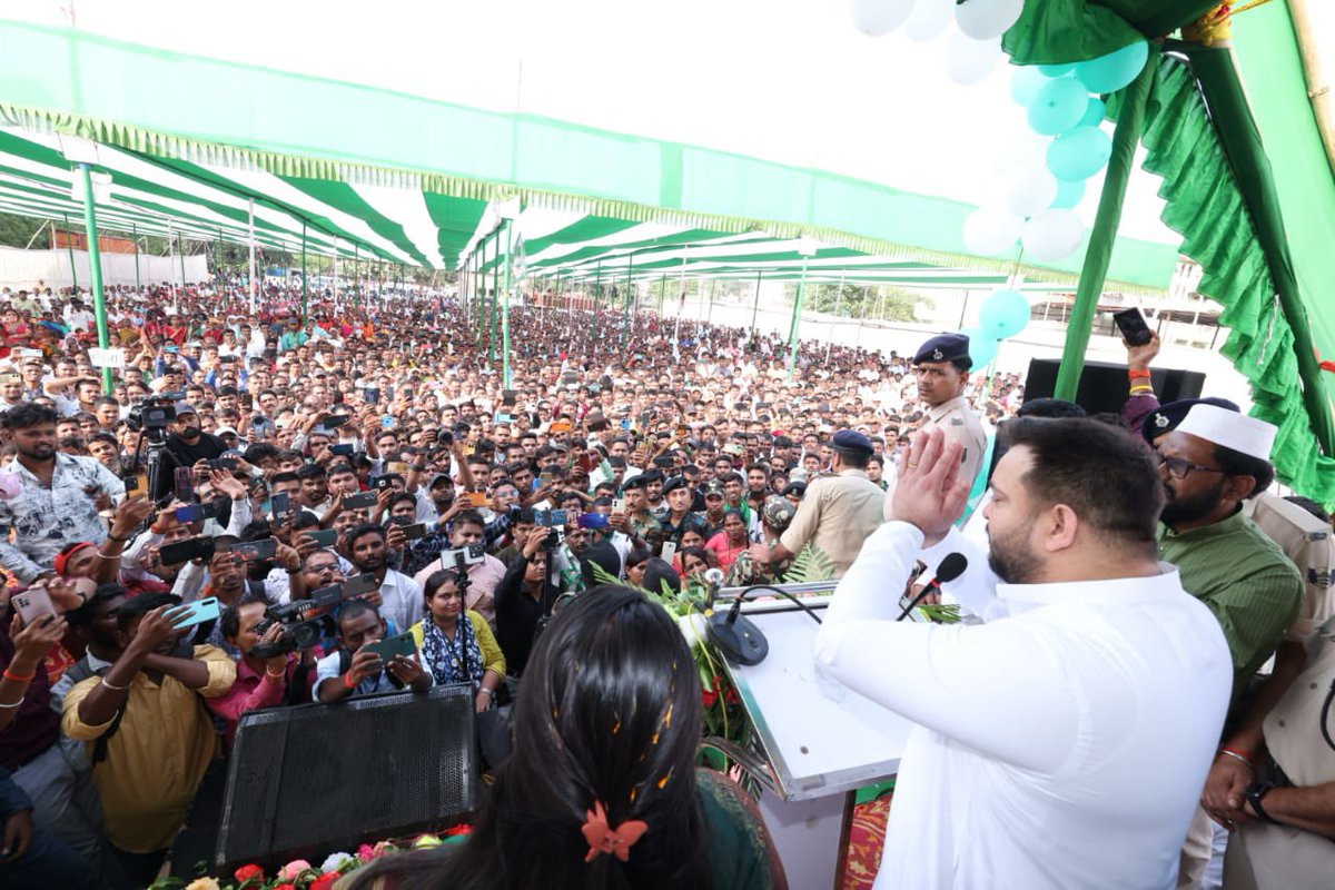 yadavtejashwi's tweet photo. जल-जंगल और जमीन की रक्षा करने, संविधान एवं लोकतंत्र बचाने तथा झारखंड में प्रगति की गति को बरकरार रखने के लिए आज चतरा में महागठबंधन समर्थित राजद से धोबी समाज की बेटी एवं झारखंड की सबसे युवा प्रत्याशी 𝟐𝟔 वर्षीय बहन रश्मि प्रकाश जी के पक्ष में आयोजित विशाल नामांकन सभा को संबोधित किया। #TejashwiYadav #RJD
