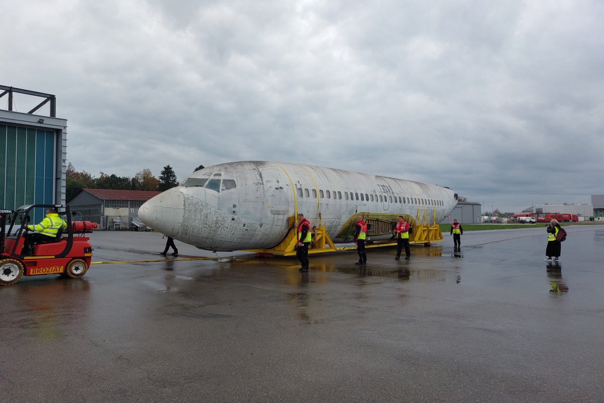 Wohin rollt da die #Landshut? Gestern zogen das Wrack und alle Einzelteile in den zukünftigen Ausstellungsort, der als „Demokratieraum“ ab 2026 verschiedene Perspektiven auf die Geschichte des Flugzeugs erfahrbar machen wird: bpb.de/themen/zeit-ku…