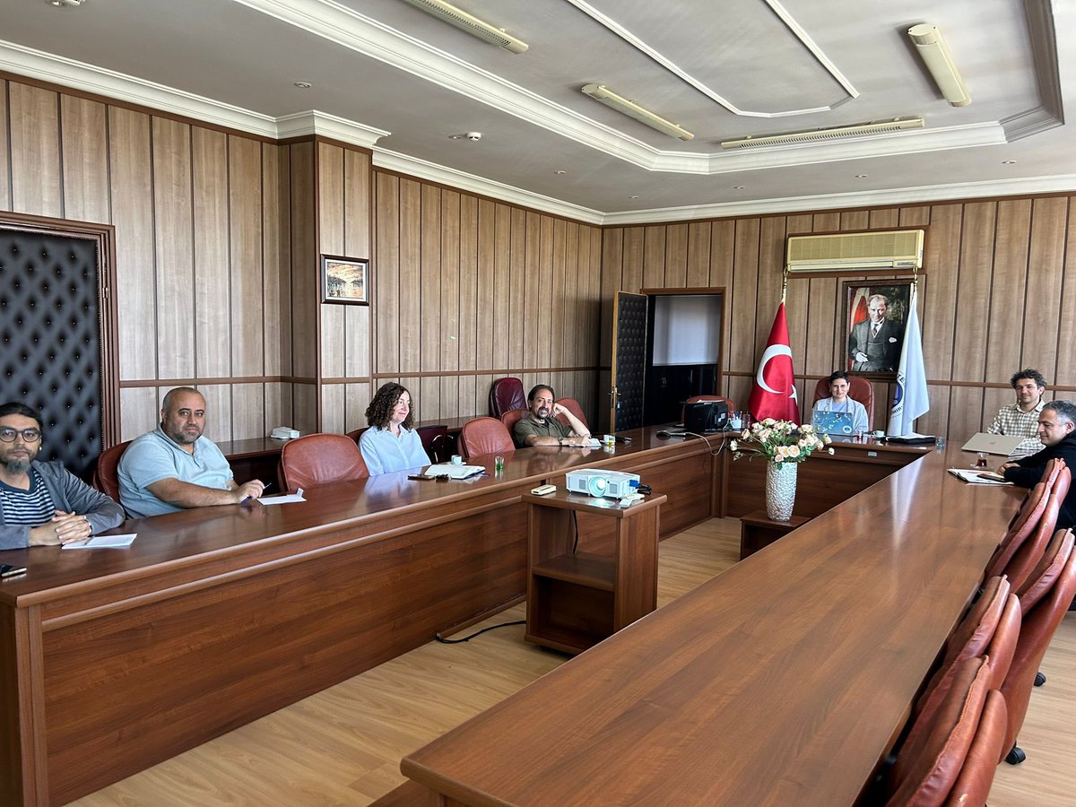 Fakültemizde kurduğumuz dergimiz “Smyrna Journal of Natural and Data Sciences” için yayın hazırlıklarımız devam ediyor. Dergimizin kapak ve logo tasarımı için destek veren GSF Grafik Sanatlar Bölümü öğretim üyesi sayın  @akdenizlifuat ve  @gsfdokuzeylul’e teşekkür ederiz.