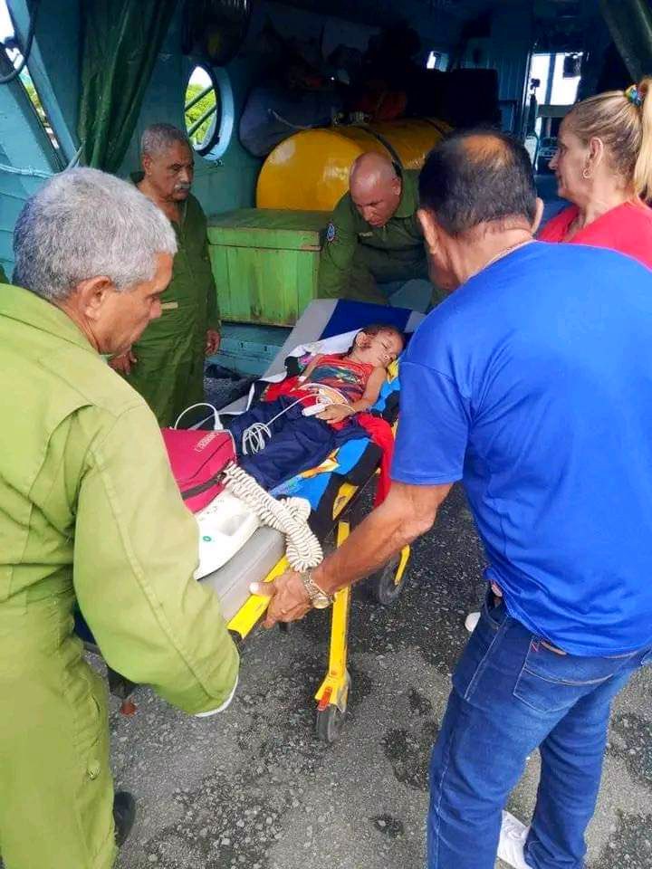 DiazCanelB's tweet photo. Mi abrazo al valiente niño Yodelmis Furones Matos, evacuado en un helicóptero de las #FAR para ser operado exitosamente en Santiago de Cuba. Gracias a los que lo hicieron posible con el amor y el cuidado que merece nuestra niñez.  

#FuerzaGuantánamo https://t.co/Du77yRDxjY