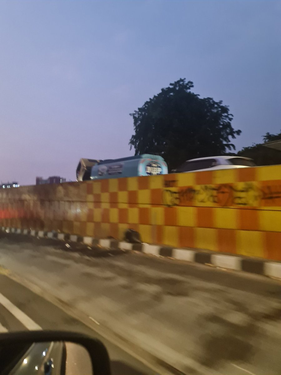 18:03 ada truk mogok flyover pesing arah cengkareng <a href="/TMCPoldaMetro/">TMC Polda Metro Jaya</a> <a href="/RadioElshinta/">Radio Elshinta</a>