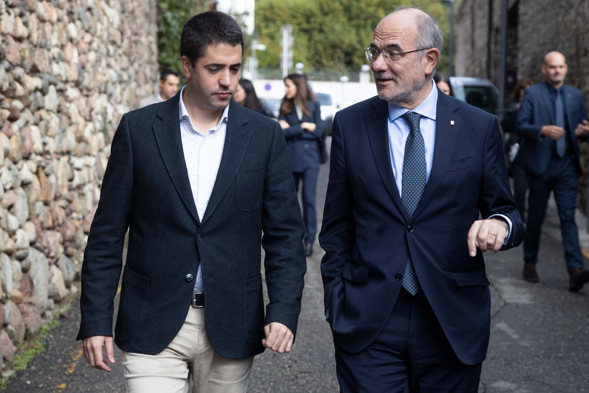 exteriorscat's tweet photo. 📍 El conseller @jduch ha visitat la Seu d'Urgell

🤝 L'alcalde, @jbarreraaranda, l'ha acompanyat al Parc del Segre, que ha rebut #FonsUECat per renovar diverses infraestructures

✅ #ElGoverndeTothom dona suport als municipis en l'obtenció i gestió de finançament europeu https://t.co/aYL882KAsI