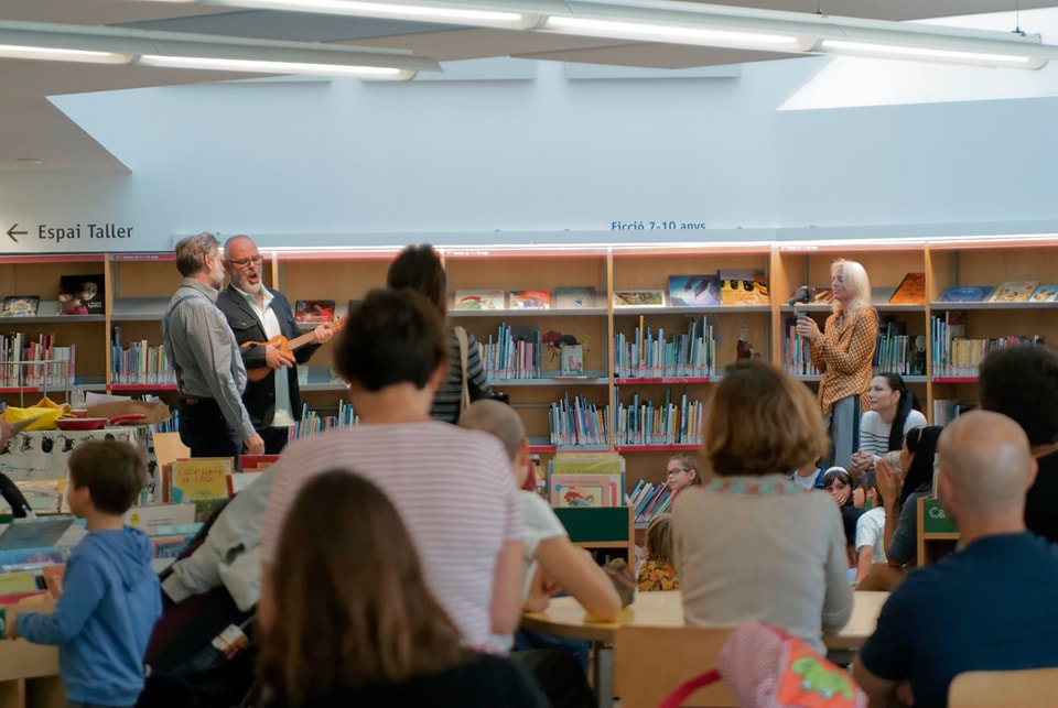 FLIB Festival di letteratura italiana a Barcellona (@flibfestival) on Twitter photo Dalla #bibjaumefuster è iniziato anche il FLIB Junior per lə bambinə, con un viaggio tra teatro e magia verso Rocca Palocca insieme a Ardoq e Pico #rimeconibaffi.
⛵ Il viaggio è poi proseguito insieme a <a href="/RobertaBridda/">Roberta Bridda</a> nel mondo della carta e dei suoi paesaggi.
#FLIB2024 🤹🏻♂️ Dalla #bibjaumefuster è iniziato anche il FLIB Junior per lə bambinə, con un viaggio tra teatro e magia verso Rocca Palocca insieme a Ardoq e Pico #rimeconibaffi.
⛵ Il viaggio è poi proseguito insieme a <a href="/RobertaBridda/">Roberta Bridda</a> nel mondo della carta e dei suoi paesaggi.
#FLIB2024 🤹🏻♂️