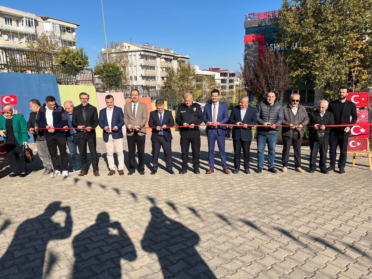 kestel_mem's tweet photo. Kaymakamımız Sn. Recep Öztürk, Belediye Başkan Yardımcımız Sn.Orhan Ayaz,İlçe Milli Eğitim Müdürümüz Sn. Cengiz Uç, ilçe protokolü,okul müdürlerimiz ve öğrencilerimizin katılımıyla Kestel Anaokulu’nda 29 Ekim Cumhuriyetin 101.yılı Bayrak sergisi gerçekleştirildi.
@KestelKymkligi https://t.co/Y7ikCHw38k