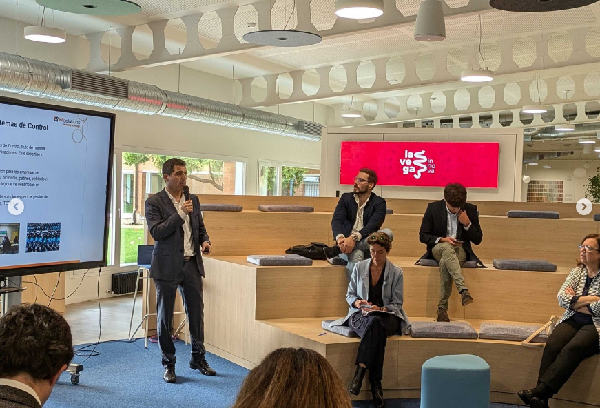 IAPSOLUTIONS's tweet photo. La semana pasada fuimos invitados por La Vega Innova a la visita que la Comisión Europea realizó al #iHubInnova.
En la visita, IAPsolutions pudo presentar sus soluciones de Riego Inteligente.

#IAPsolutions #InnovaciónAgro #TransformaciónDigital #LaVegaInnova #IoT #sostenibilidad https://t.co/UTJyT19fe0