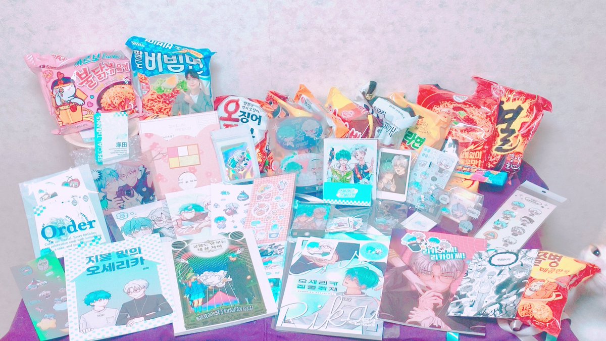 韓国🩵🩶プチの新刊とグッズ送っていただきました🙌🏻♡圧倒～さいこ～♡♡
翻訳してじっっっくり読みます🫶🫶
しかもダンボールいっぱいに辛いラーメン入れてもろて😭✨辛いの好きなのでほんと嬉しい(ง ˙ω˙)ว
企画参加させてくださってありがとうございましたᐡ ̳ᴗ ̫ ᴗ ̳ᐡ♡