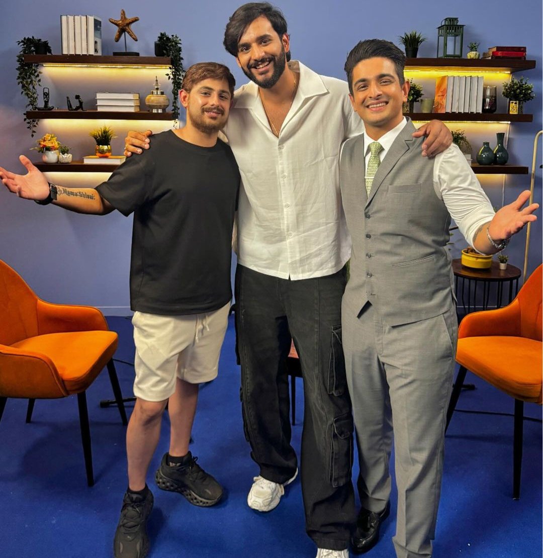 riskyyadav41's tweet photo. Carry Minati ने सभी बड़े यूटूबर्स के साथ एक वीडियो बनाई जिसमे End में Mr beast भी हैं।

इस वीडियो पर 3 घण्टे में 3.5M व्यूज आ चुके हैं।

लेकिन मुझे ये वीडियो बकवास लगी न कोई स्टोरी न कोई सीख है सिर्फ फैंस को मूर्ख बनाया है।

#MrBeast #carryminati https://t.co/5qg2pttiYM