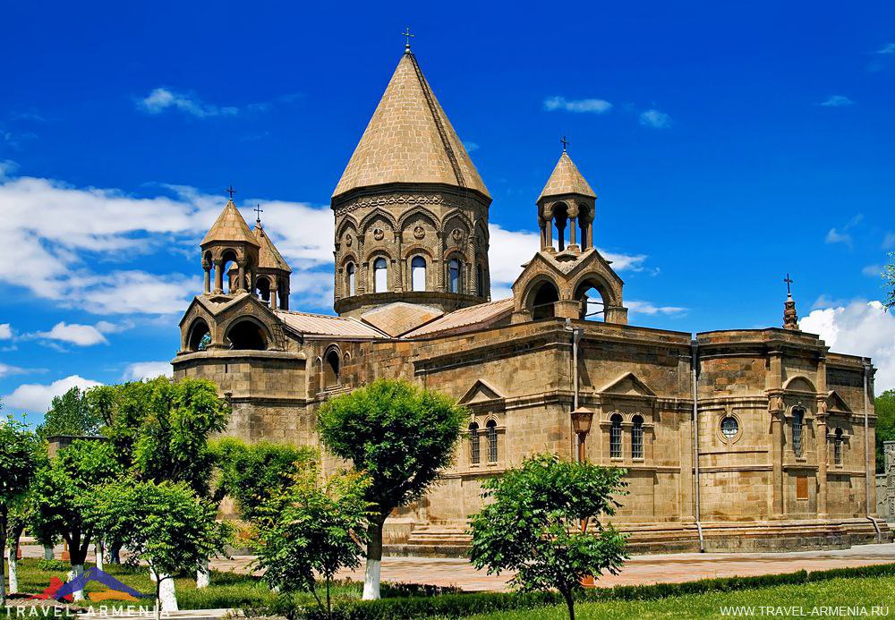 Il Catholicos di tutti gli armeni Karekin II non ha ricevuto alcun invito al prossimo summit dei leader religiosi a Baku (5-7 novembre come parte della #COP29) e organizzato dal fantomatico “Caucasus Muslims' Board”. Previsto dal regime azero anche un tour nell’#Artsakh occupato