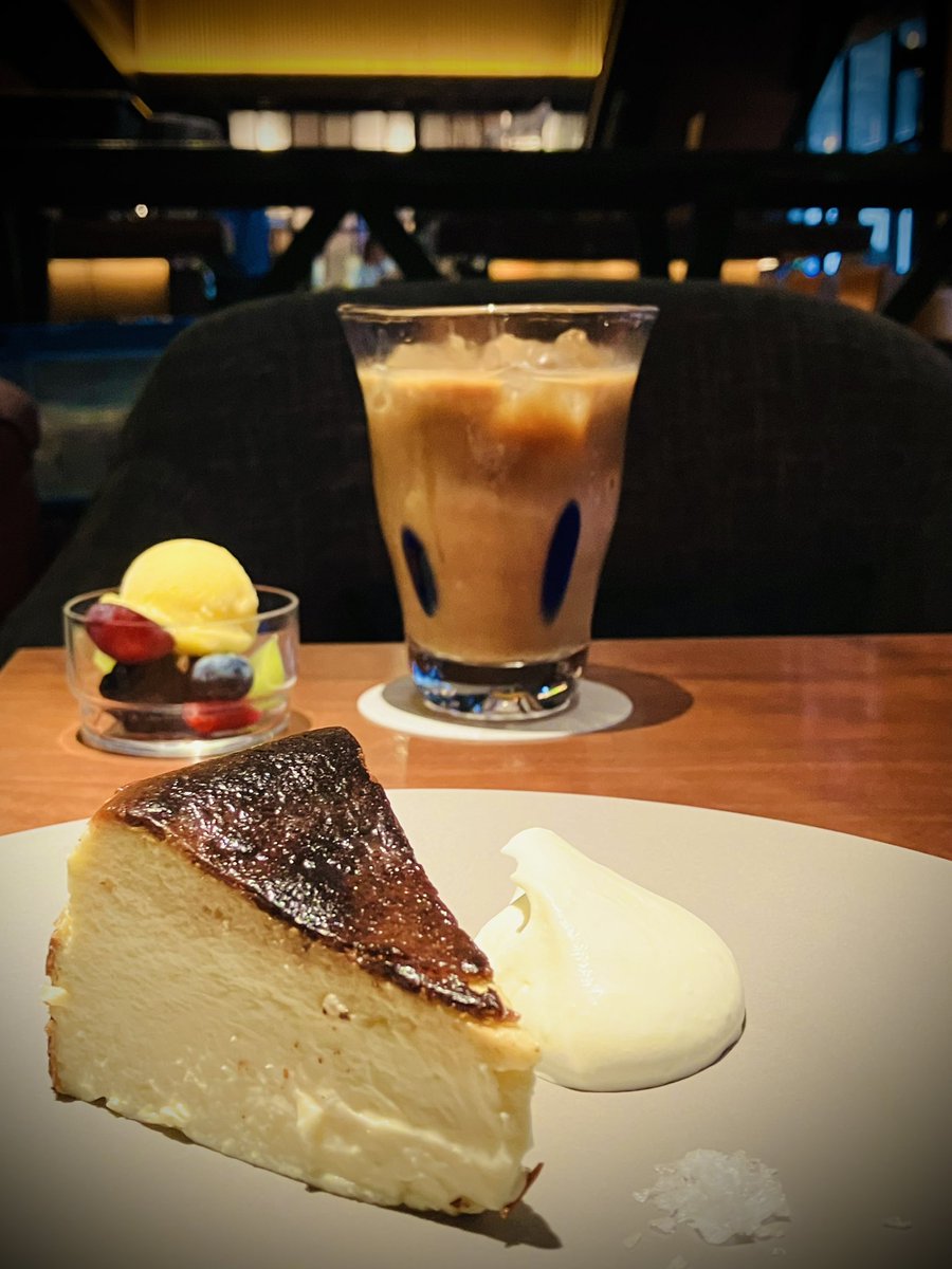 m_hotel32's tweet photo. ハイアットセントリック銀座
NAMIKI667
バスク風チーズケーキ
濃厚滑らかでチーズの風味が口いっぱいに広がり、とても美味しかったのでリピート確実です😋
#hyattcentricginza
#hyatt #ハイアット
#hotel #ホテル
#TokyoHotel
#東京ホテル
#tokyo #東京
#ホテルスーツ
#銀座 #gnza https://t.co/djyk8QNqAL