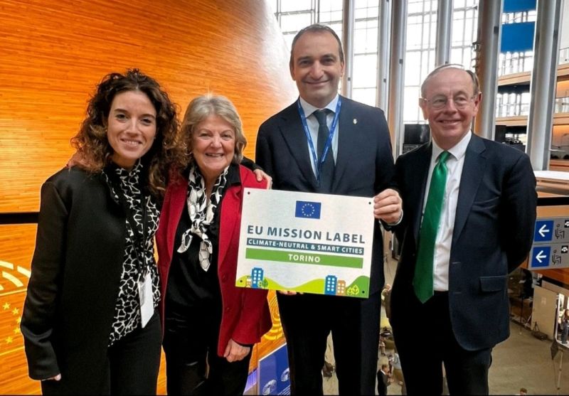 🙏L' <a href="/EU_Commission/">European Commission</a> ha approvato il #ClimateCityContract di <a href="/twitorino/">Città di Torino</a>. Ieri mattina a Strasburgo il sindaco Stefano Lo Russo, e l'Assessora Chiara Foglietta hanno ricevuto la Eu Mission Label.

Approfondisci 👇
bit.ly/3A84Whw