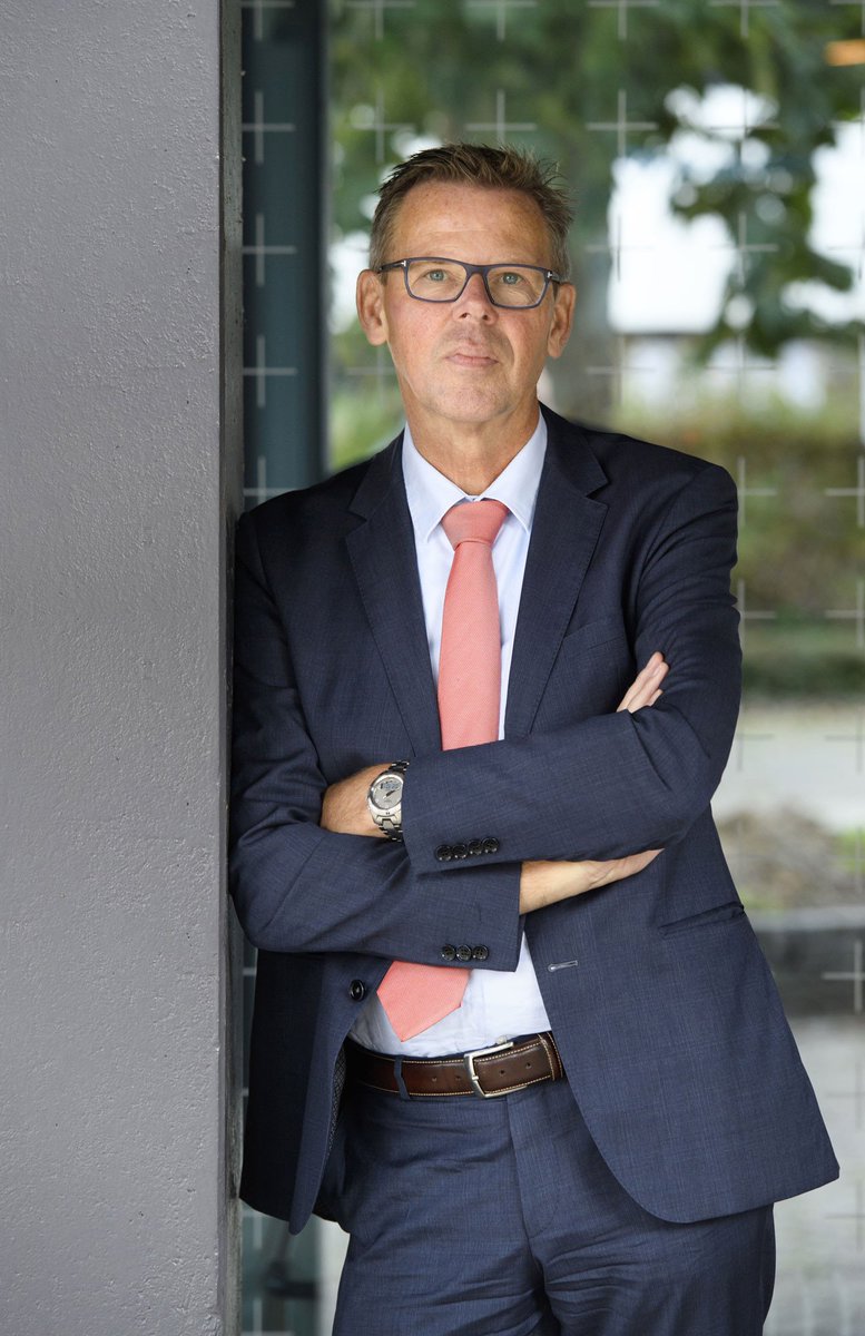 Doekle Terpstra, voorzitter van Techniek Nederland, "wat ons betreft, kan [verbod van dieselbusjes] gewoon doorgaan". Hier betekent "ons" Terpstra en  zijn mede-regenten met Haagse achtergrond in het middenveld, niet de electriciens en verwarmingsexperts die het echte werk doen.