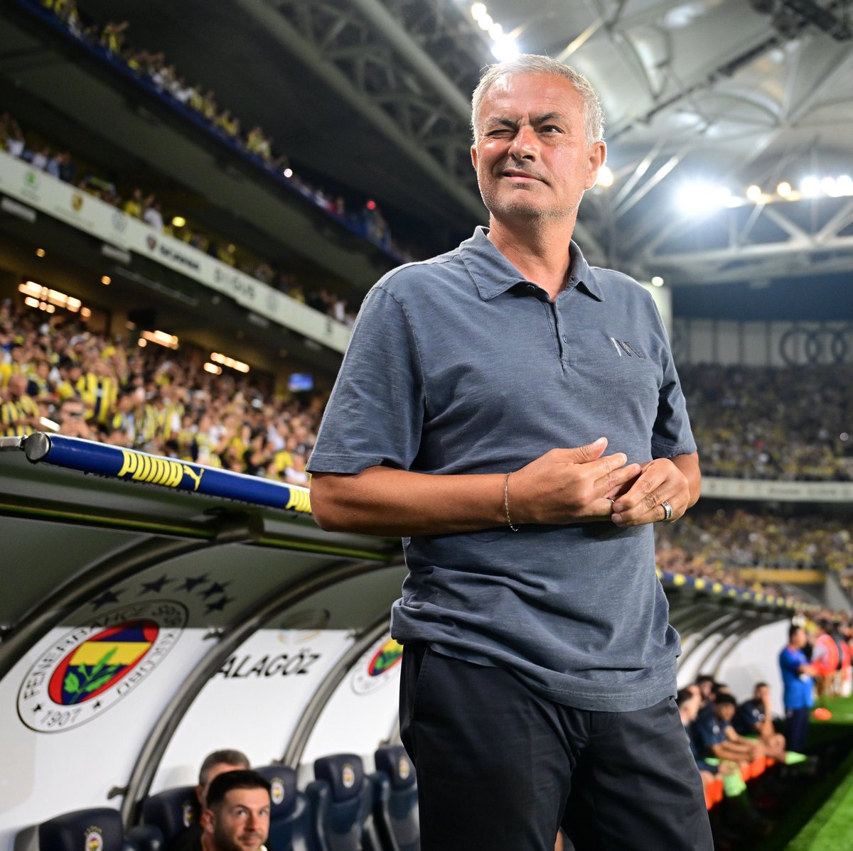 Jose Mourinho: "Fenerbahçe o yıl Manchester United'ı yenmişti, Manchester United da Old Trafford'da Fenerbahçe'yi 3-0 yenmişti. Manchester United, o yıl Avrupa Ligi'ni kazanmıştı. Teknik direktörleri de bendim."