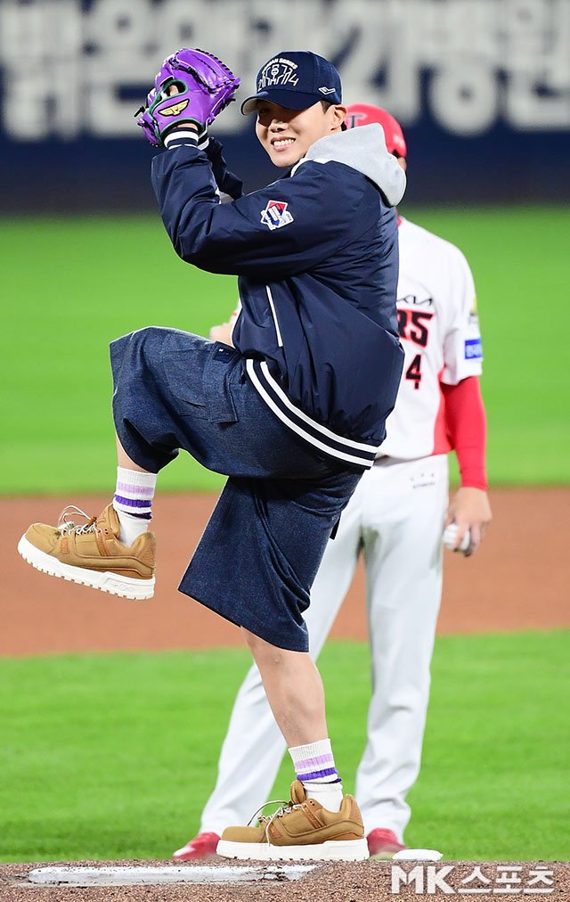 UniversBTS_'s tweet photo. [THREAD] Fotos disponibilizadas pela k-media de j-hope como primeiro arremessador no segundo jogo entre Kia Tigers e Samsung Lions ❤️‍🔥

J-HOPE AT KOREA SERIES 2024
J-HOPE X KIA TIGERS
#jhopeFirstPitch
#jhopeAtKoreaSeries
#jhopeOpeningPitch
[+] https://t.co/lbSGLOrENs