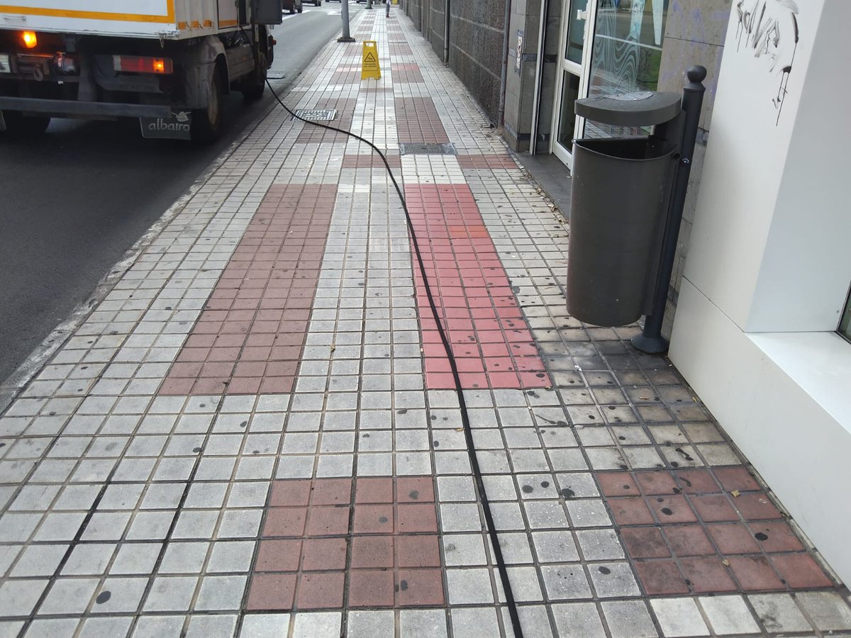 LimpiezaLPGC's tweet image. BALDEO
Trabajos  de #baldeo (manual y mecanizado) y limpieza con máquina #hidrolimpiadora (aceras y espacios ocupados por contenedores) en C/ PRESIDENTE ALVEAR NÚMERO 03
SE EMPLEA HIDROLIMPIADORA POR MALOS OLORES Y MANCHAS.