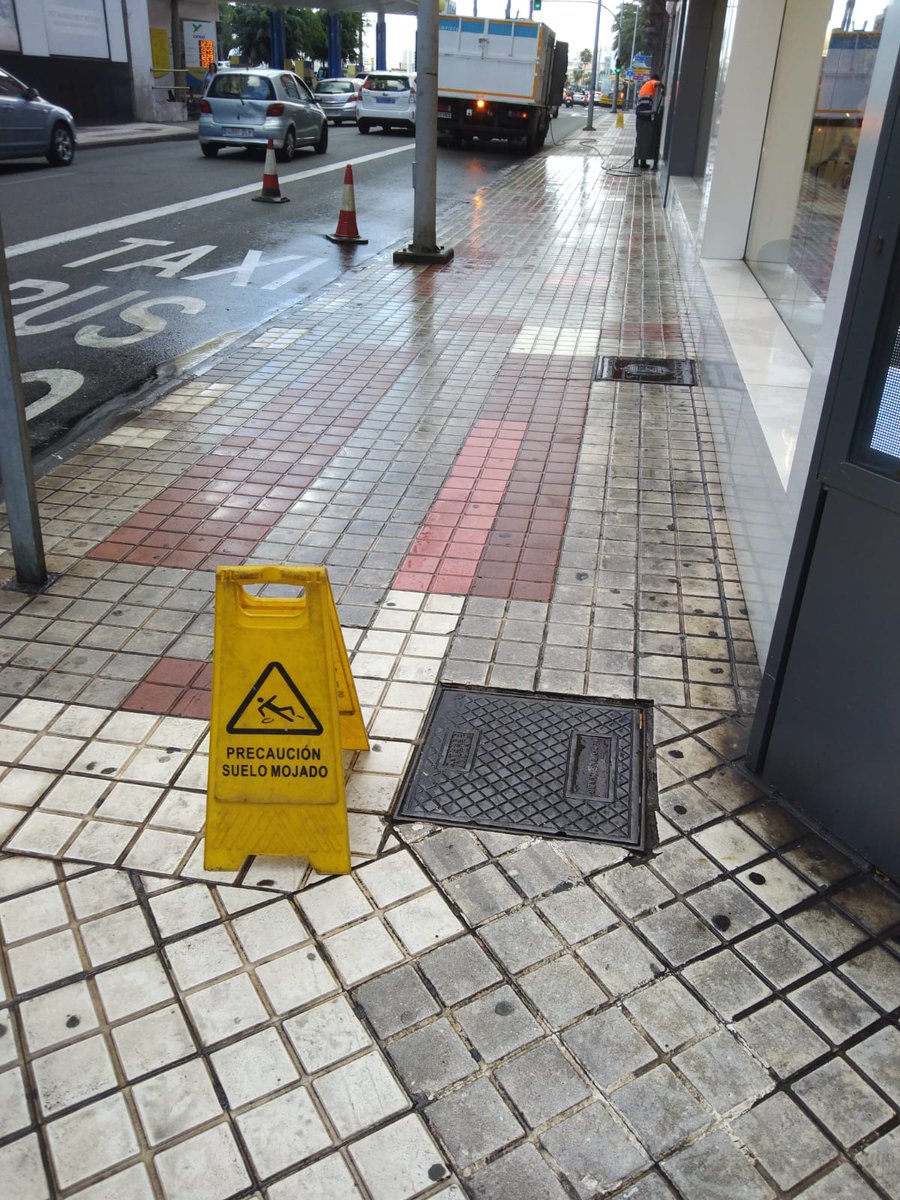 LimpiezaLPGC's tweet image. BALDEO
Trabajos  de #baldeo (manual y mecanizado) y limpieza con máquina #hidrolimpiadora (aceras y espacios ocupados por contenedores) en C/ PRESIDENTE ALVEAR NÚMERO 03
SE EMPLEA HIDROLIMPIADORA POR MALOS OLORES Y MANCHAS.