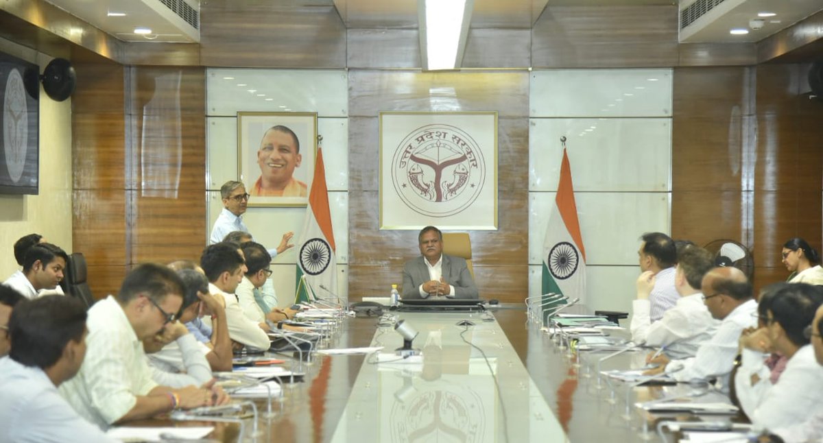 चिकित्सा, स्वास्थ्य एवं परिवार कल्याण विभाग के महानिदेशक पद पर पदोन्नति के संबंध में विभागीय अधिकारियों के साथ बैठक कर महत्वपूर्ण बिंदुओं पर परिचर्चा की।