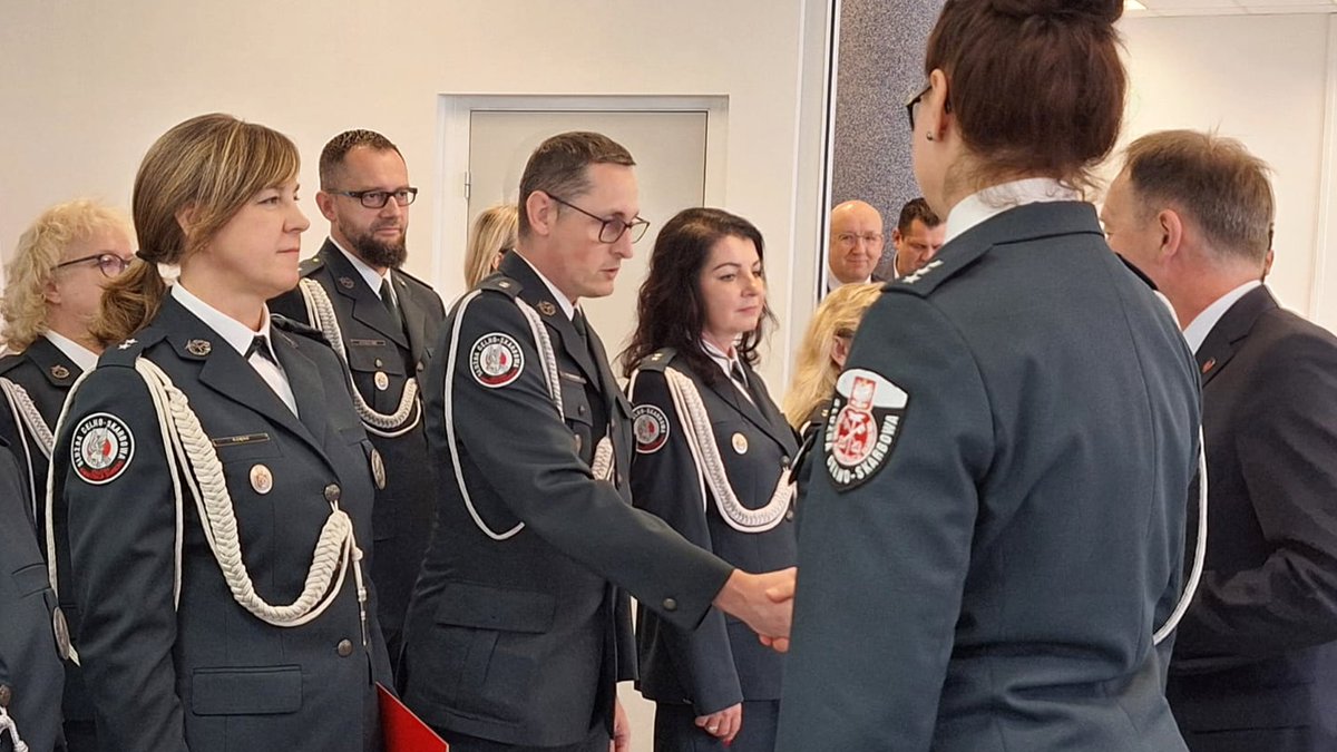 KAS_Warszawa's tweet photo. 🎖️Podczas dzisiejszej uroczystej zbiórki w @KAS_Warszawa Dyrektor Dariusz Hys wraz z Zastępcą Naczelnika #MUCS kom. Ewą Śleszyńską-Buczek wręczył medale za długoletnią pracę i służbę, odznaczenia resortowe oraz akty mianowania na pierwszy stopień oficerski w #SCS. Gratulujemy👏 https://t.co/PPsZlK83VM