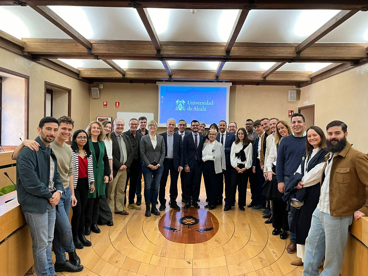 Tesis defendida🎓✌️

El lunes 21 de octubre presenté mi tesis doctoral en <a href="/UAHes/">Universidad Alcalá</a> | <a href="/ielat_uah/">IELAT_uah</a> "𝘌𝘯 𝘣𝘶𝘴𝘤𝘢 𝘥𝘦 𝘭𝘢 𝘤𝘭𝘢𝘳𝘪𝘥𝘢𝘥..."

📸 Estuve acompañado de familia, amigos, la mejor directora que habría podido tener y un tribunal MUY 🔝🥇

¡Feliz por este logro! 🚀