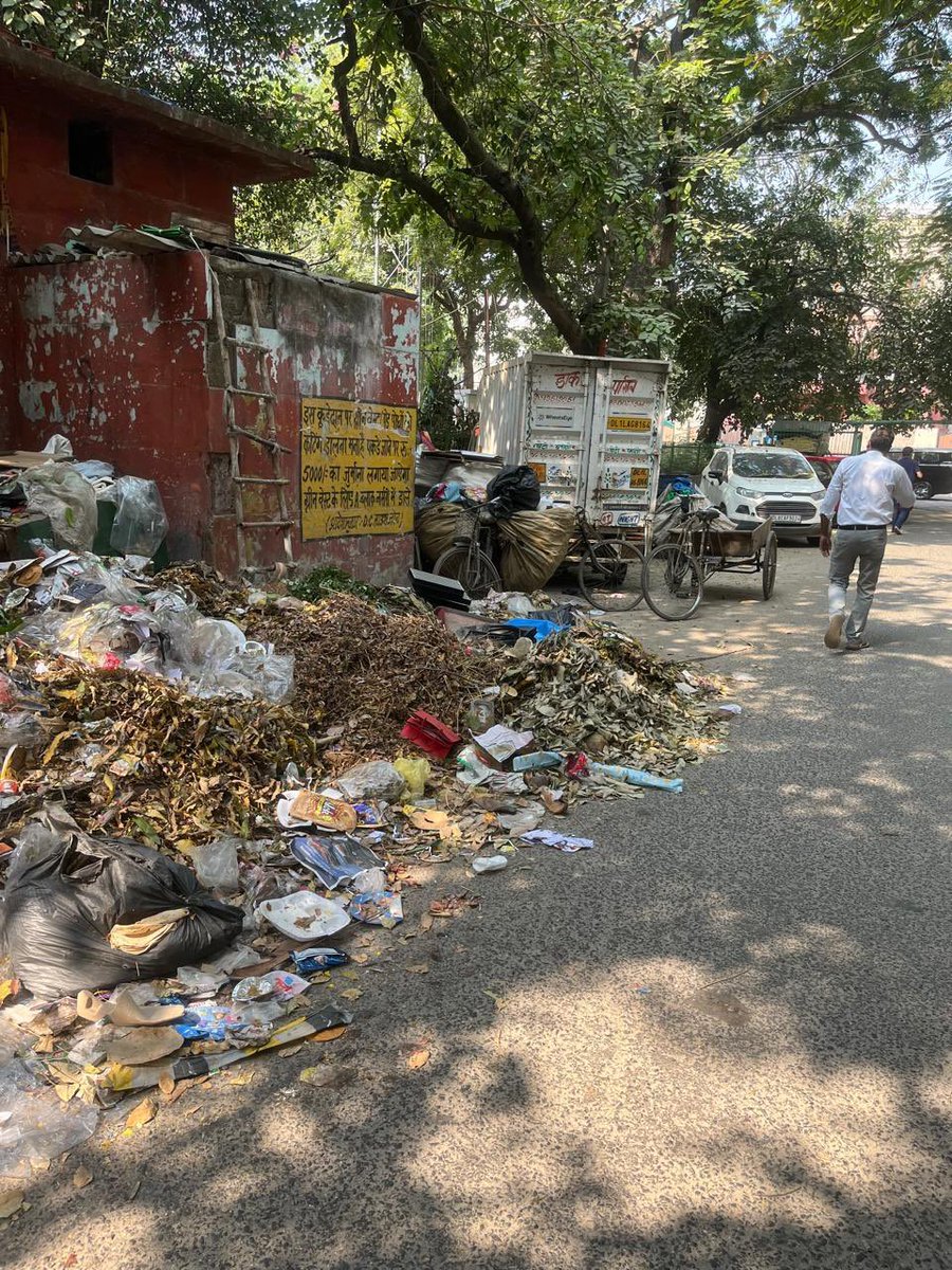 The dhalaos in Vasant Vihar. MCD employees are missing. It’s a total mess. Authorities are befikr. Surely this is not how we are supposed to live ? Public is fed up <a href="/LtGovDelhi/">LG Delhi</a> <a href="/MCD_Delhi/">Municipal Corporation of Delhi</a> <a href="/BansuriSwaraj/">Bansuri Swaraj</a>