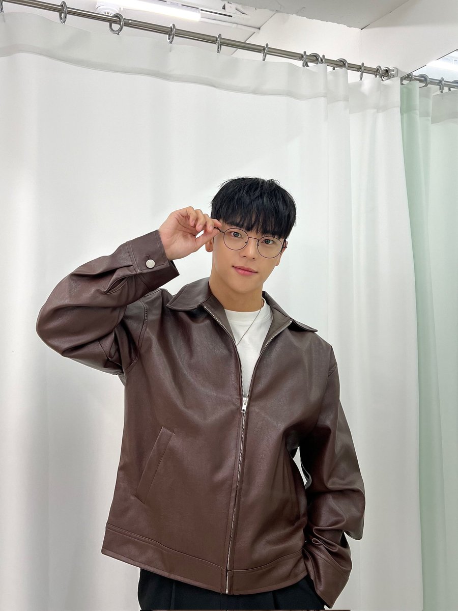 spainkimwoojin's tweet image. [WEVERSE💙] 24.10.23 Actualización de Kim Woojin en Weverse

"Otoño🍂"

🖇weverse.io/kimwoojin/arti…

#KIMWOOJIN #김우진 #Kustomade #ILIKETHEWAY #KIMWOOJIN_ILIKETHEWAY