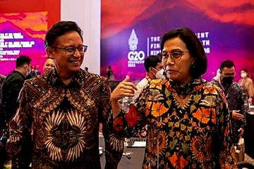 Yang satu mewakili Rothschilds Family.
Jika Bank membantu orang-oramg keluar dari utang, maka bank akan bangkrut.

Yang satu mewakili Rockefellers Family.
Jika industri farmasi menyembuhkan orang-orang, maka mereka akan bangrut.

Jadi jagalah diri anda dan keluarga anda.