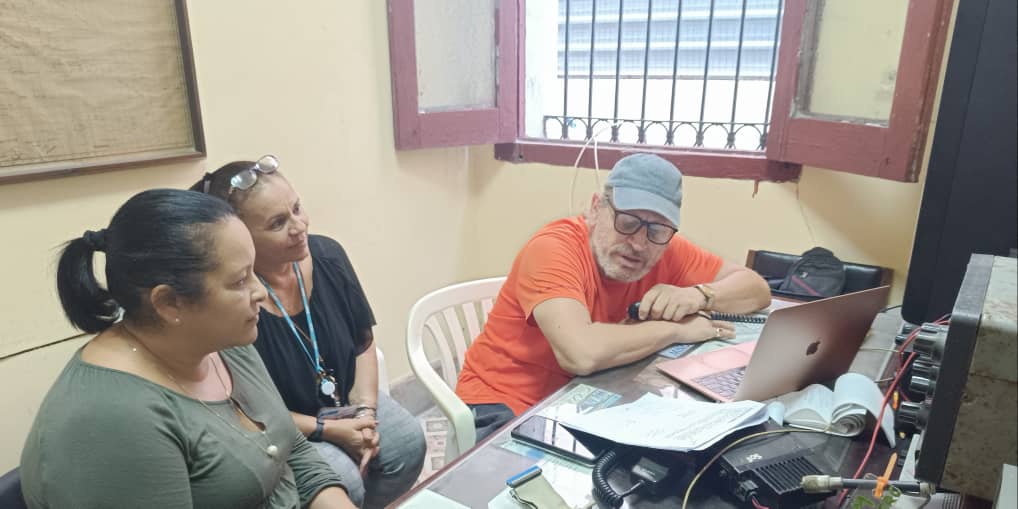 MayraArevich's tweet photo. Desde la @frcuba_cu  trasmití mensaje de agradecimiento y confianza a los radioaficionados por la importante misión que cumplen manteniendo las comunicaciones en Baracoa, Maisí, Imías y San Antonio del Sur en Guantánamo, territorios afectados por el huracán Oscar. #UnidosXCuba 🇨🇺 https://t.co/YzcHhIXVca