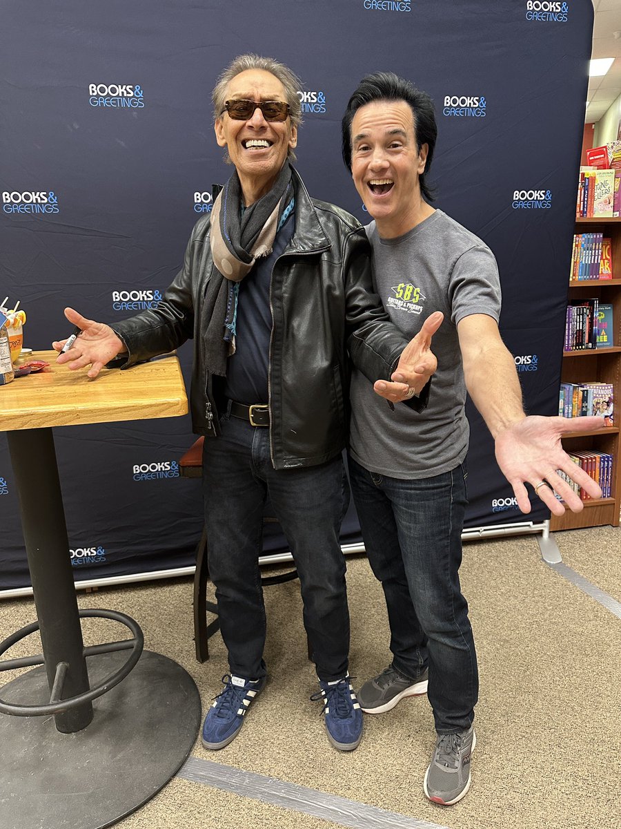 STEVEBROWNROCKS's tweet photo. Great to see AL ❤️🤟🏼⚡️ looking foward to reading the book 📕 “BROTHERS” VH Rules #VanHalen https://t.co/rZirS0sb3j
