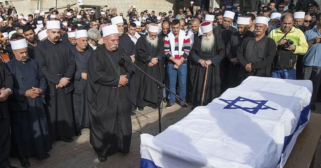 جنازة ضابط الاحتلال الاسرائيلي احسان سامي دقسة زهرالدين الذي قتل في شمال غزة قبل يومين .
—-
احسان دقسة كان قائد لواء وحدة 401 بجيش الاحتلال الذي حارب و دمر و أباد أهلنا في غزة .