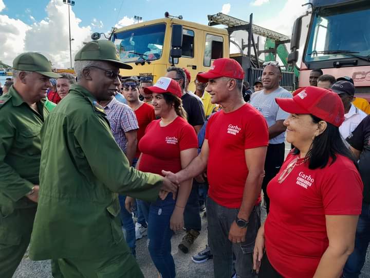 Abanderamos los contingentes de los sectores eléctricos y de la construcción que con #HonorHolguinero  partieron hacia #Guantánamo para ayudar a eliminar los daños dejados por el huracán Oscar. #HolguínSí por #Cuba