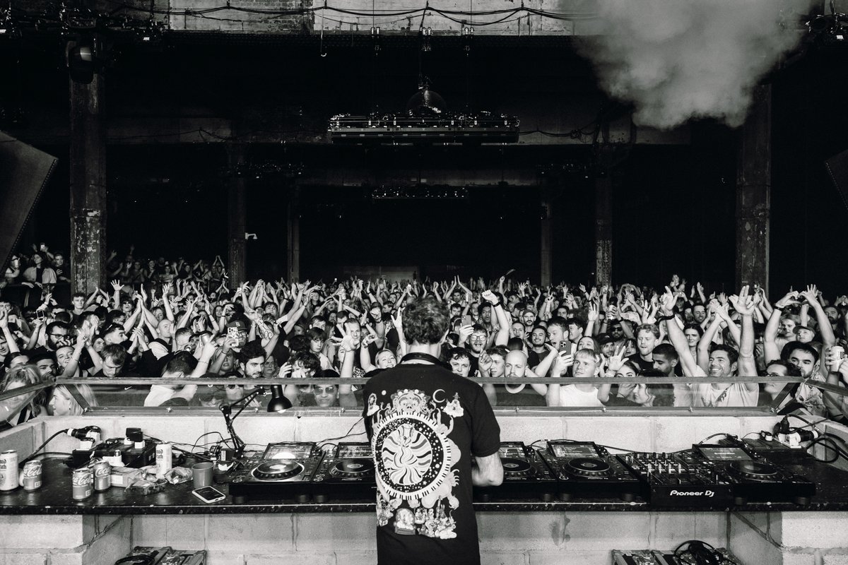 itsdaisydenham's tweet photo. The incredible @FourTet all day long in The Concourse 🐐📸

@WHP_Mcr https://t.co/ssaCUfc5UW