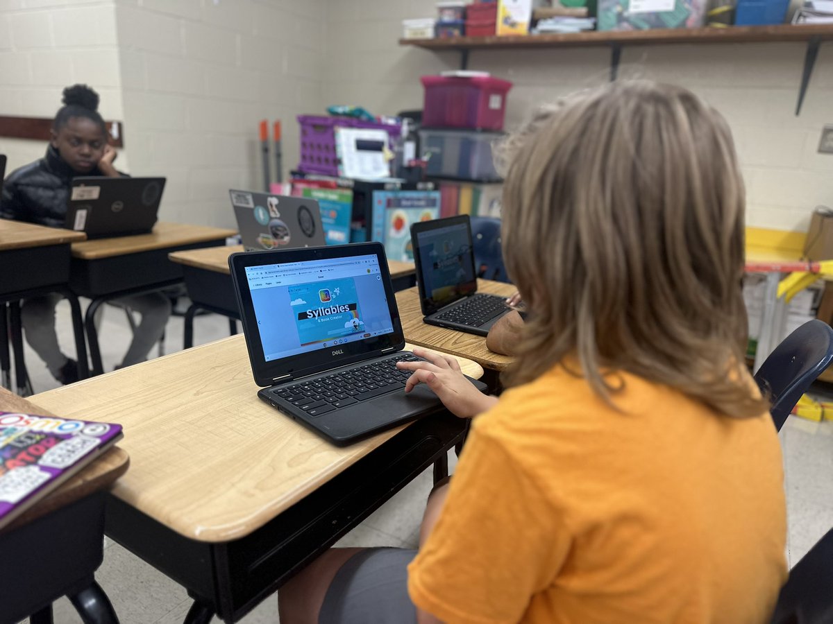 I had a fantastic time collaborating with our <a href="/HeardMixon/">Heard-Mixon</a>, Innovative Leader of Tomorrow <a href="/KazarStephanie/">Stephanie Kazar</a>! 🍂We reviewed open and closed syllables using <a href="/BookCreatorApp/">Book Creator from Kami</a>. It's unbe-leaf-able how much fun learning can be this fall! 📚🍁 #NCSAchieves #EducationInnovation #SyllableFun