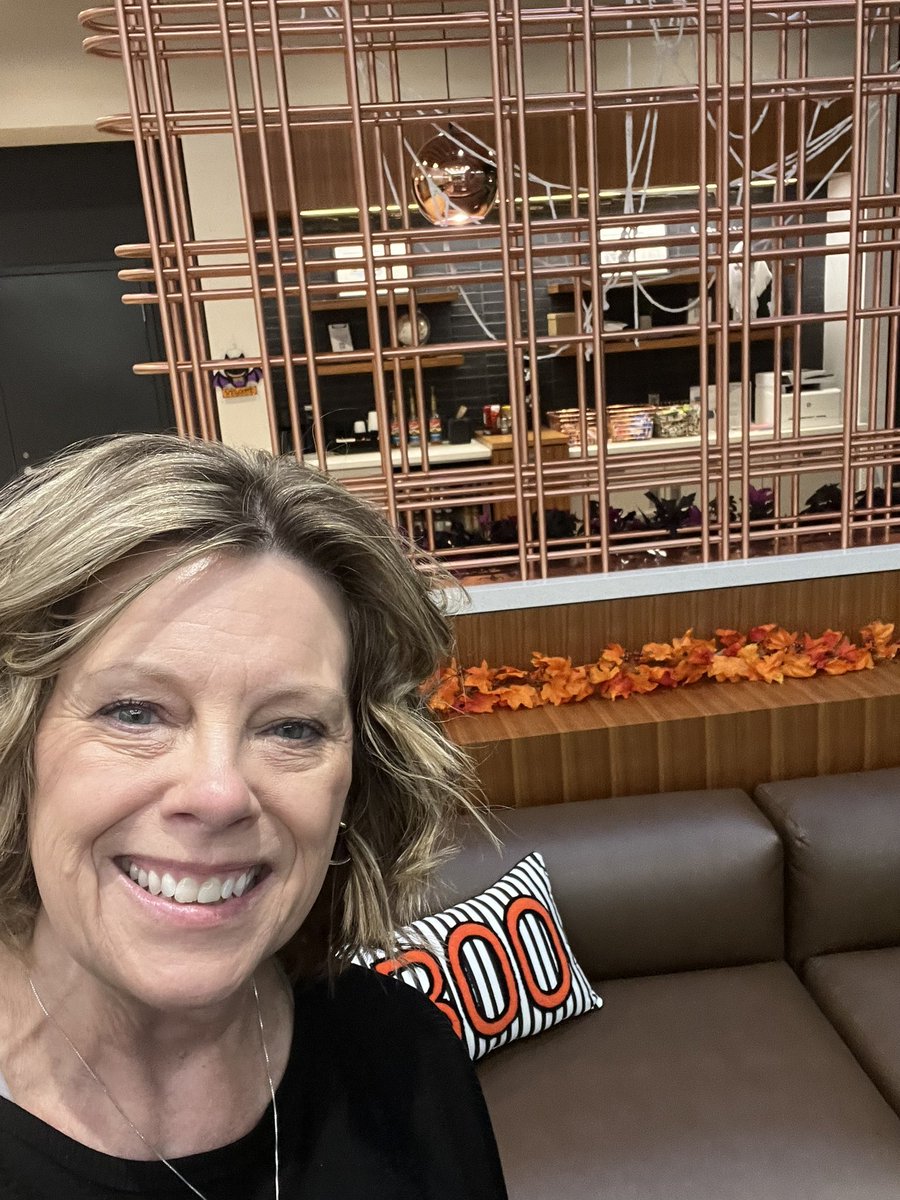 lorirech50's tweet image. I absolutely LOVE a few quiet moments in the beautiful Flyers Lounge in the @LNKairport. The entire airport is amazing and fly using this airport 8 times in a year and you can enjoy the comfort and wonderful amenities of the lounge! #flylocal #flyLNK