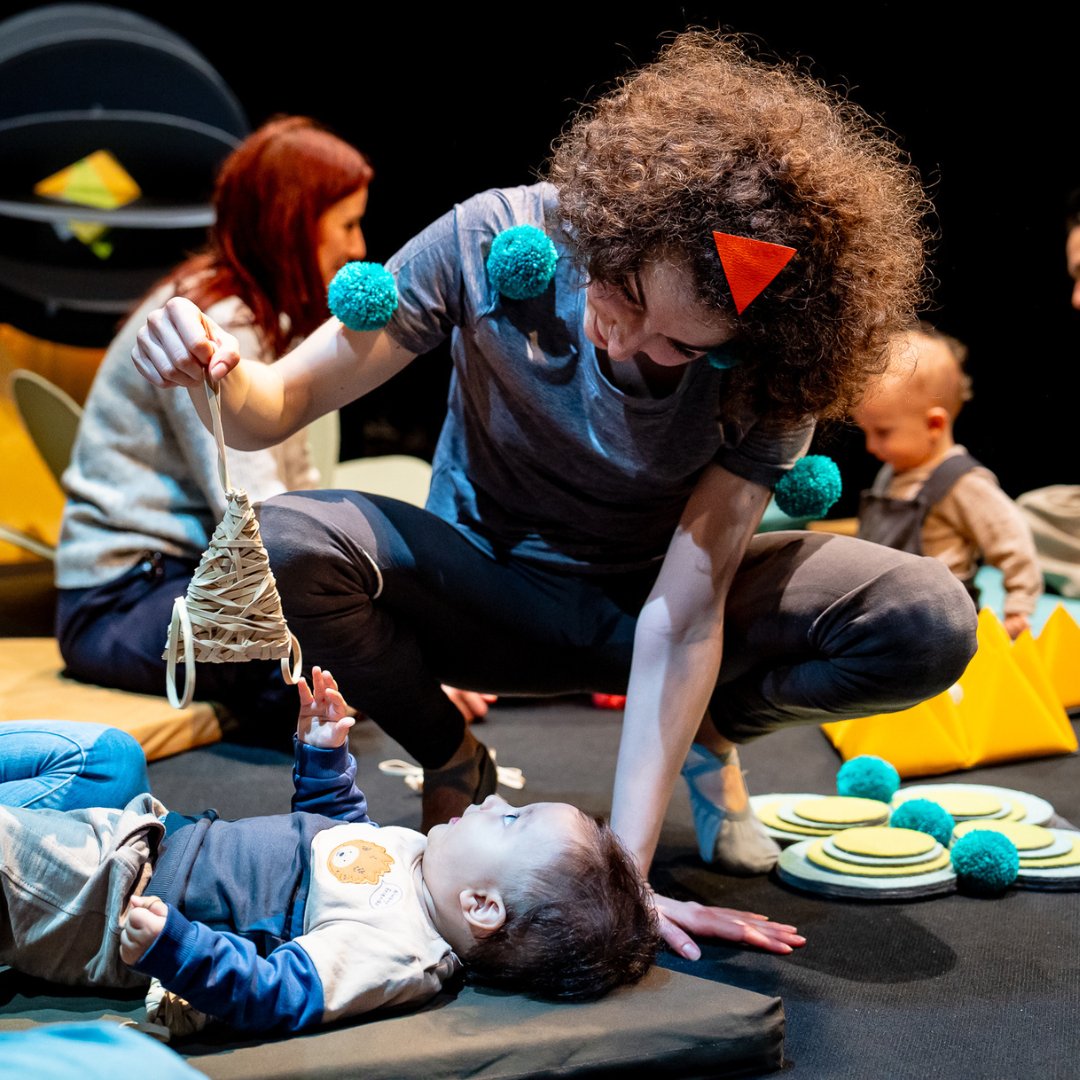 Warning: adorable new pics just dropped for our new show, Soft or Spiky! In co-production with @halfmoontheatre 💙💜

On now until 24 November, don't miss it!
📸 Steve Gregson