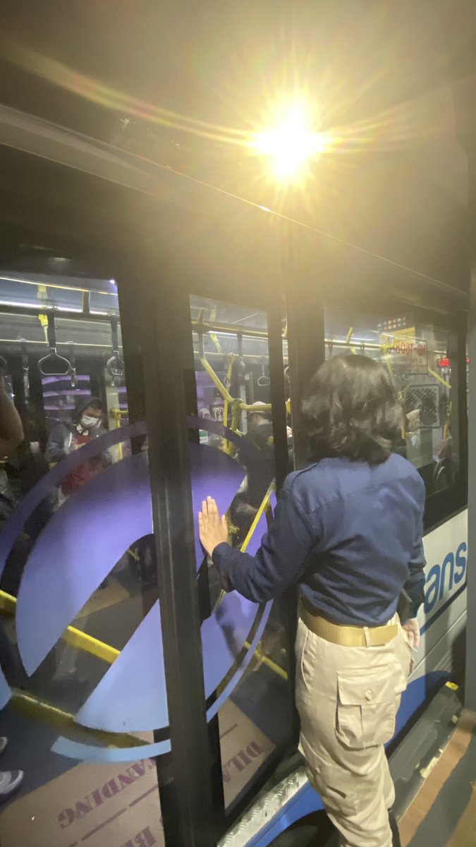 icayusmara's tweet photo. Nunggu lama kali, bis yang datang dengan keadaan kosong cuma berhentin di puri beta 1. Kalean pikir kami gak bawa motor ke halte hah? Cak kalean jelaskan dulu @PT_Transjakarta 🫵🏻🫵🏻🫵🏻 bikin aku merepet kalean yaaaaa!!!!😡🤬 https://t.co/Mgrb7iRrrp