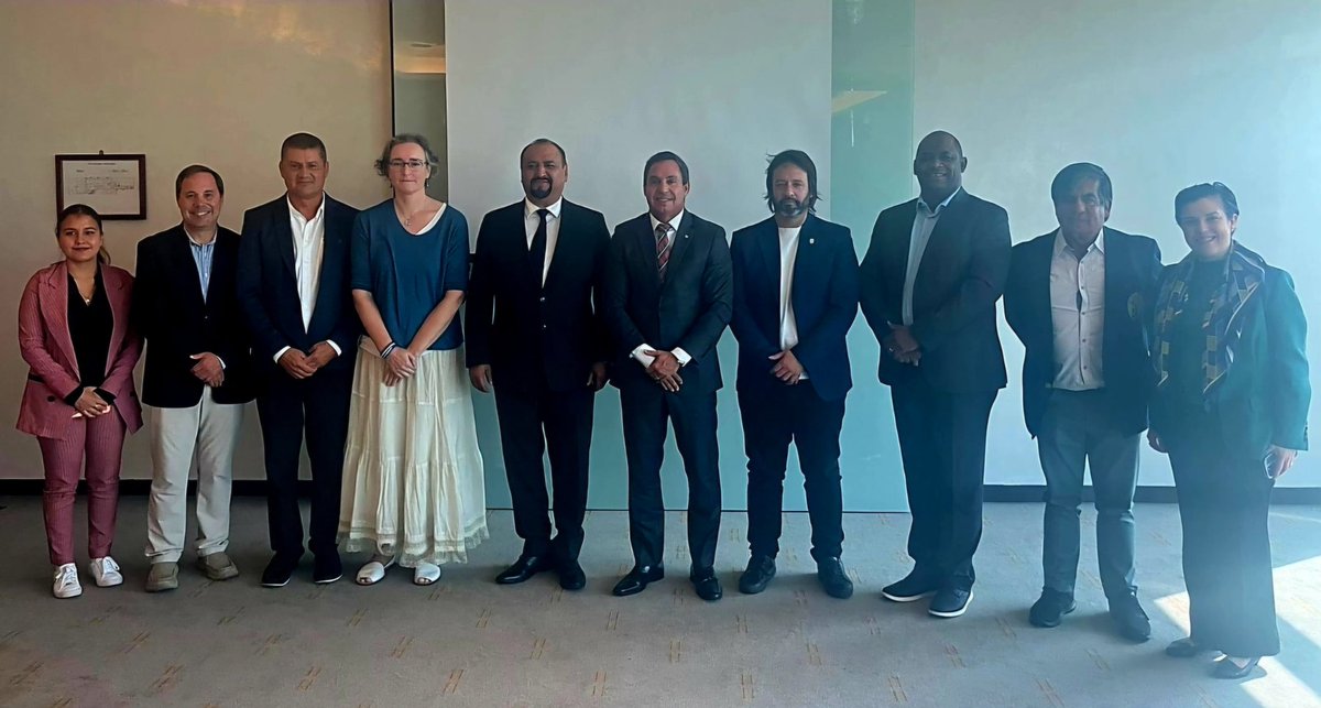 Leo Troncoso (@leot14) on Twitter photo ➡️En el marco de las Gimnasiadas 2024 de Bahrain 🇧🇭, realizamos la Reunión Continental de ISF América.
➡️Intercambiamos experiencias y proyectamos acciones, que tiendan a fortalecer el Deporte Escolar❤️ en nuestro Continente.
<a href="/ISFsports/">@isfsports</a> <a href="/FADEarg/">Federación Argentina Deporte Escolar</a> <a href="/AlbertoSileoni/">Alberto Sileoni</a> <a href="/pablourquizaok/">Pablo Urquiza</a> ➡️En el marco de las Gimnasiadas 2024 de Bahrain 🇧🇭, realizamos la Reunión Continental de ISF América.
➡️Intercambiamos experiencias y proyectamos acciones, que tiendan a fortalecer el Deporte Escolar❤️ en nuestro Continente.
<a href="/ISFsports/">@isfsports</a> <a href="/FADEarg/">Federación Argentina Deporte Escolar</a> <a href="/AlbertoSileoni/">Alberto Sileoni</a> <a href="/pablourquizaok/">Pablo Urquiza</a>