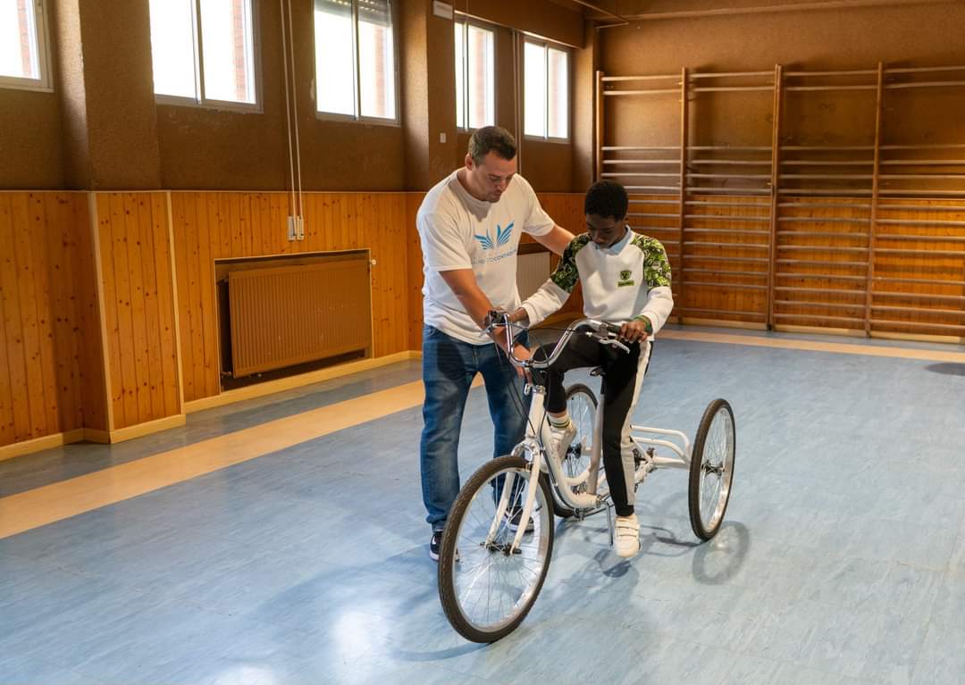 🔎 De la última acción de nuestro proyecto <a href="/idemticos/">Idemticos</a> y de #EnBici con colegios de <a href="/AytoFuenlabrada/">Ayuntamiento de Fuenlabrada</a>.

👋 Raúl Vallinot, un comunicador impresionante que siempre sorprende a los chicos. Y un placer coincidir con <a href="/Angela_Do_Do/">Ángela_Paraciclista</a>.

#CiclismoParaTodos 

[📷 <a href="/DeportesFuenla/">Deportes Fuenlabrada</a> ]