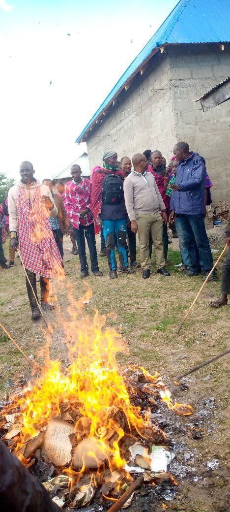 SusannaN2's tweet photo. Karatasi za kupigia kura zimechomwa leo huko Ololosokwan, kabla ya upigaji kura wowote, ili kuondoa mkanganyiko na kuanza upya -lakini ni watu wabaya wa "CCM/OBC" wanaozichoma. Wana mpango gani? Na OBC imetoa petroli kwa pikipiki za kampeni ya mgombea mmoja.
Nani anaweza kueleza? https://t.co/YfXfnclHK8